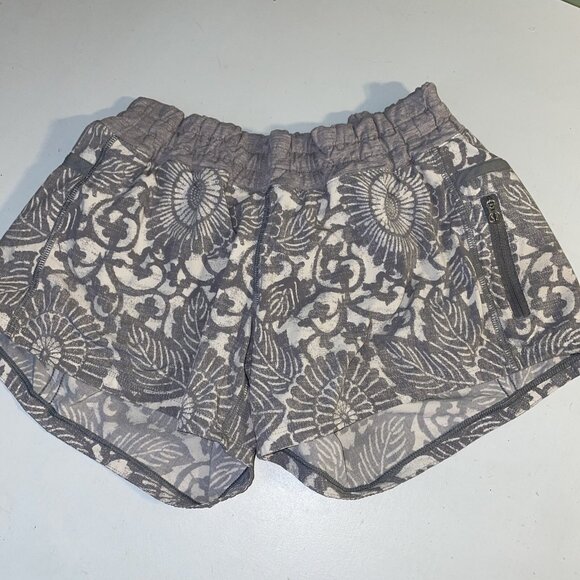 Lululemon Hotty Hot Short 4" Gray Geometric Design Athletic Shorts Size 4 - Picture 1 of 8